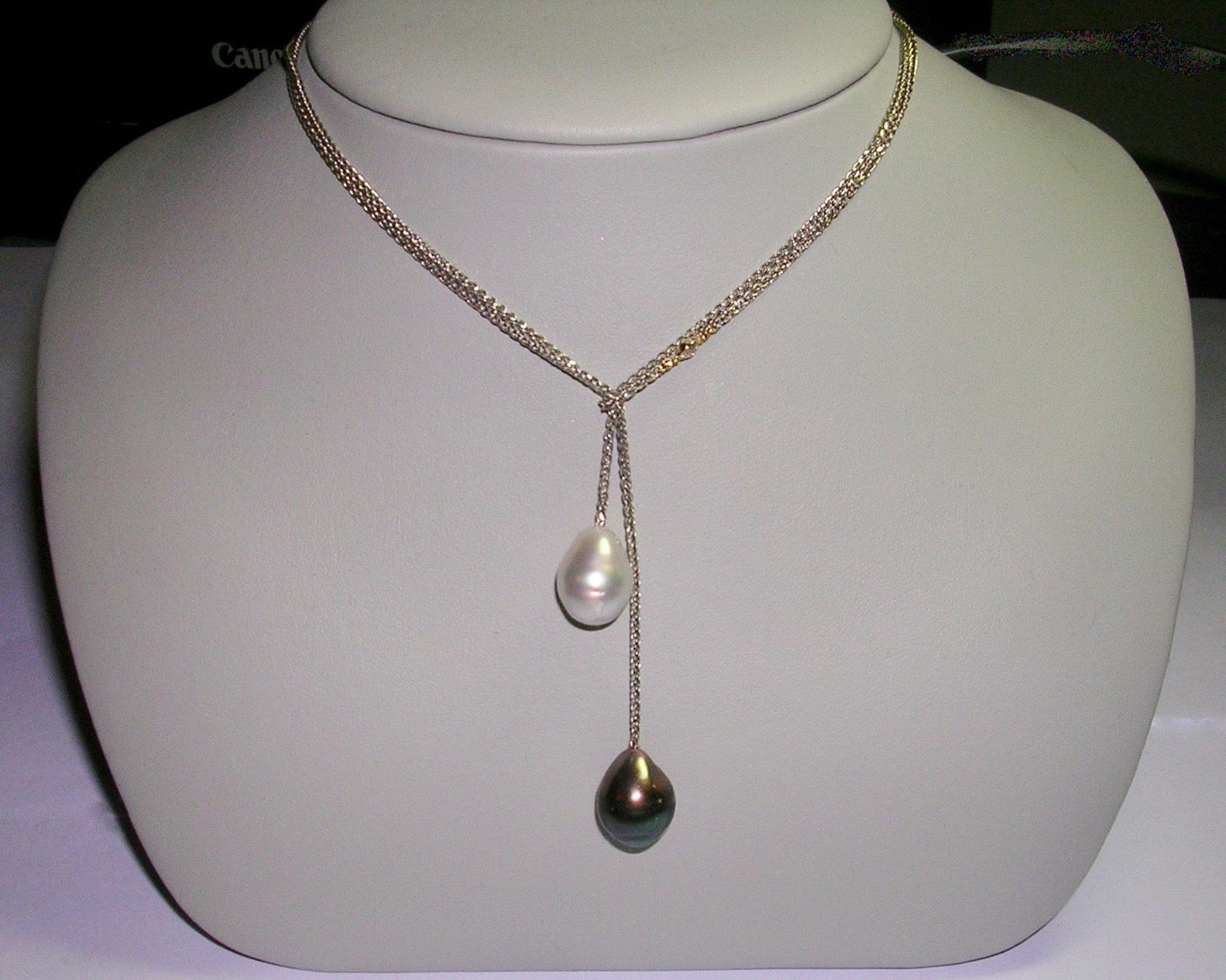Lariat With Black And White South Sea Pearl Drops