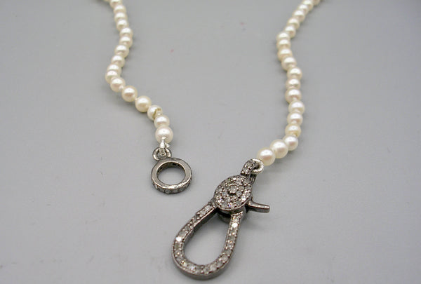 Pretty Little Thing Pearl Necklace