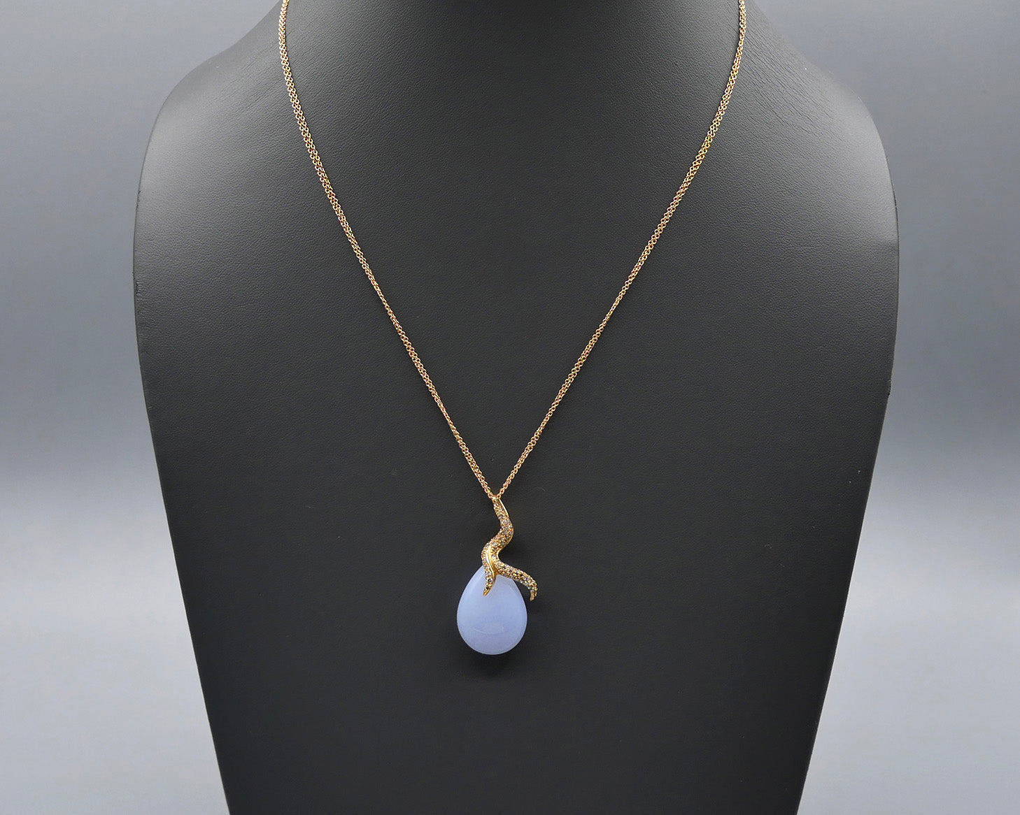 Pendant of Chalcedony in 18k rose gold